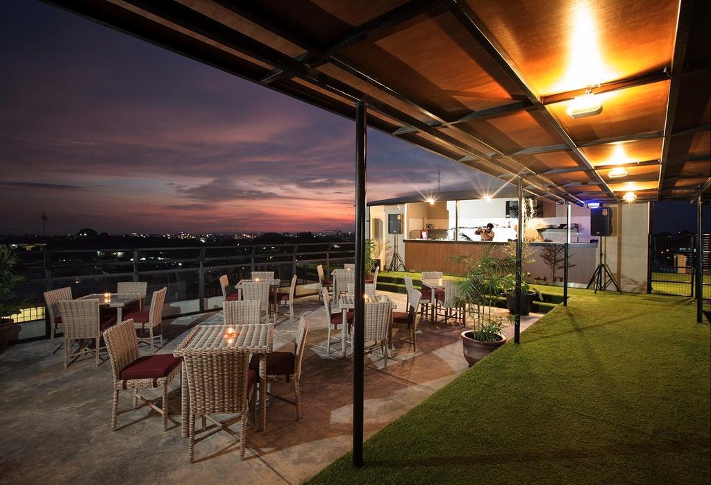 Yellow Star Gejayan Hotel Γιογκιακάρτα Εξωτερικό φωτογραφία