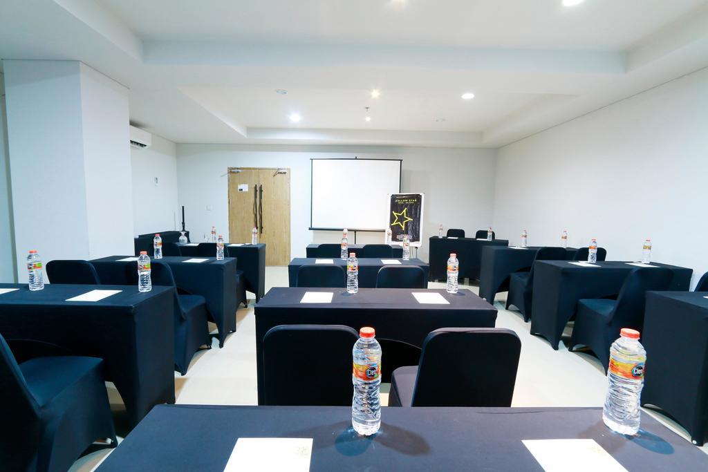 Yellow Star Gejayan Hotel Γιογκιακάρτα Εξωτερικό φωτογραφία