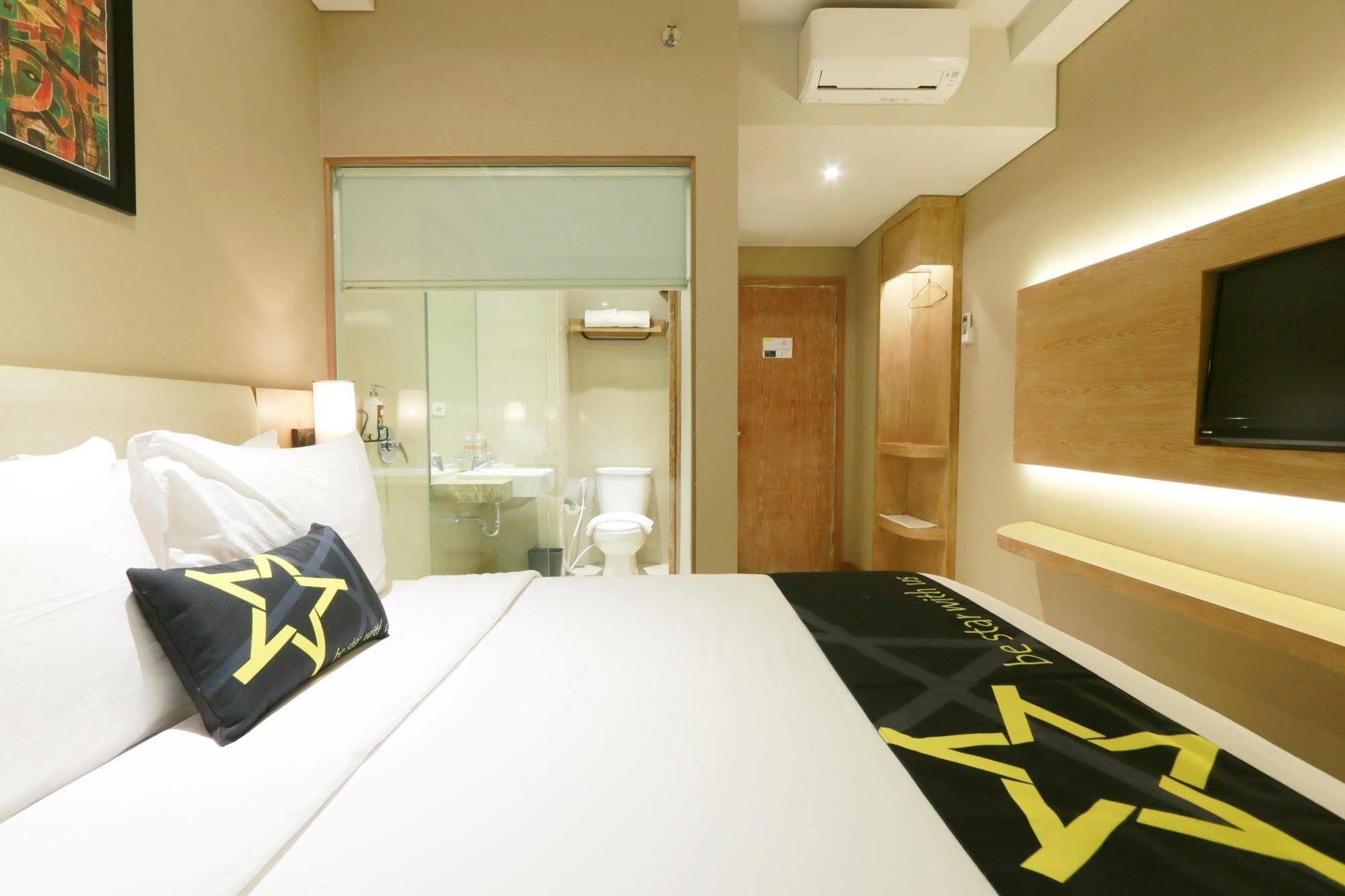 Yellow Star Gejayan Hotel Γιογκιακάρτα Εξωτερικό φωτογραφία