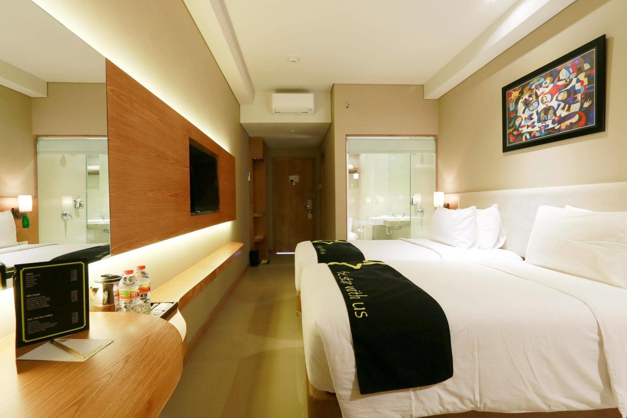 Yellow Star Gejayan Hotel Γιογκιακάρτα Εξωτερικό φωτογραφία