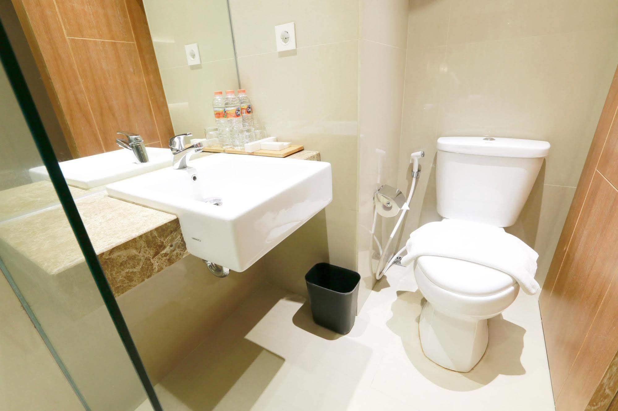 Yellow Star Gejayan Hotel Γιογκιακάρτα Εξωτερικό φωτογραφία