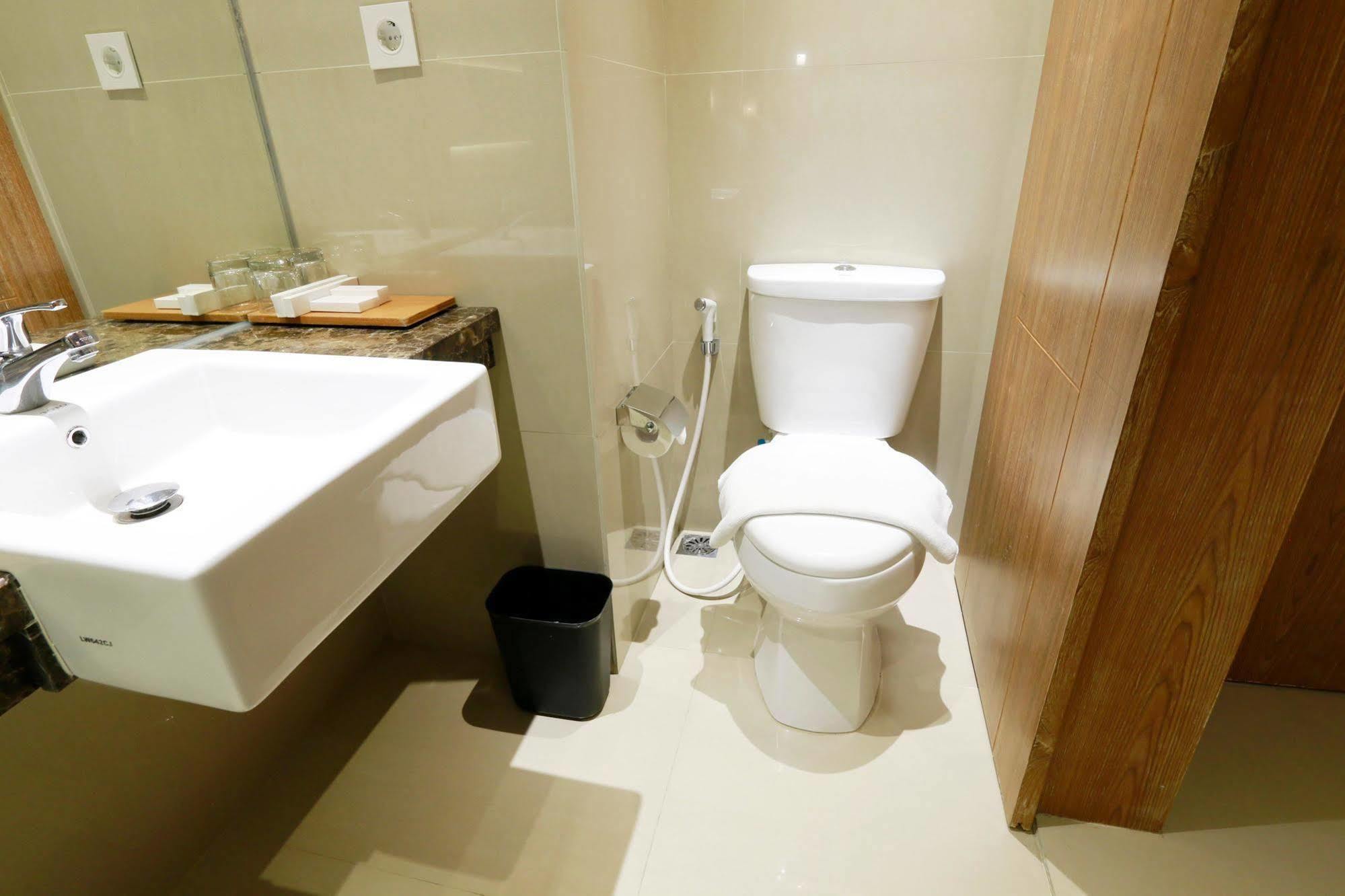Yellow Star Gejayan Hotel Γιογκιακάρτα Εξωτερικό φωτογραφία