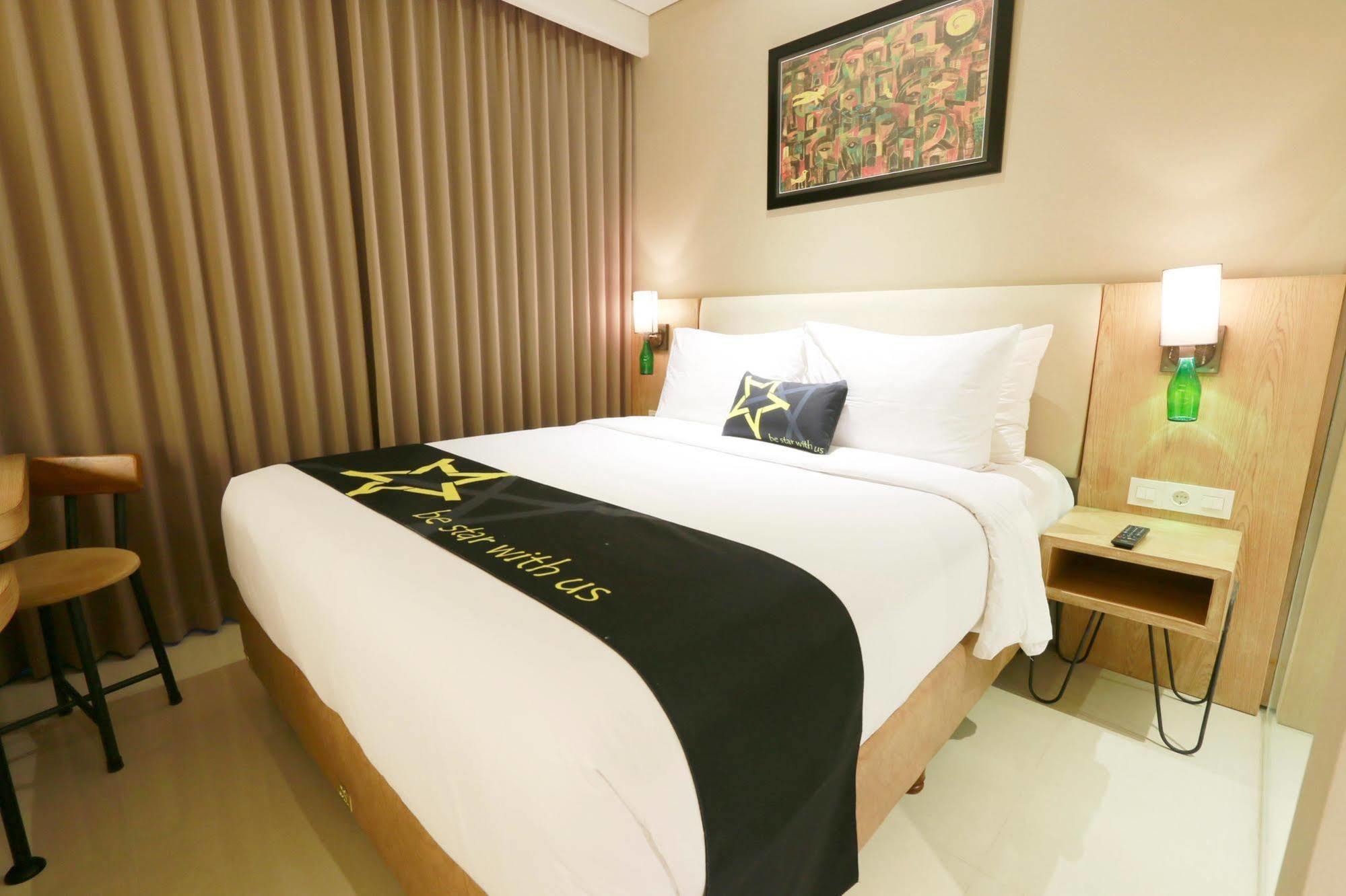 Yellow Star Gejayan Hotel Γιογκιακάρτα Εξωτερικό φωτογραφία
