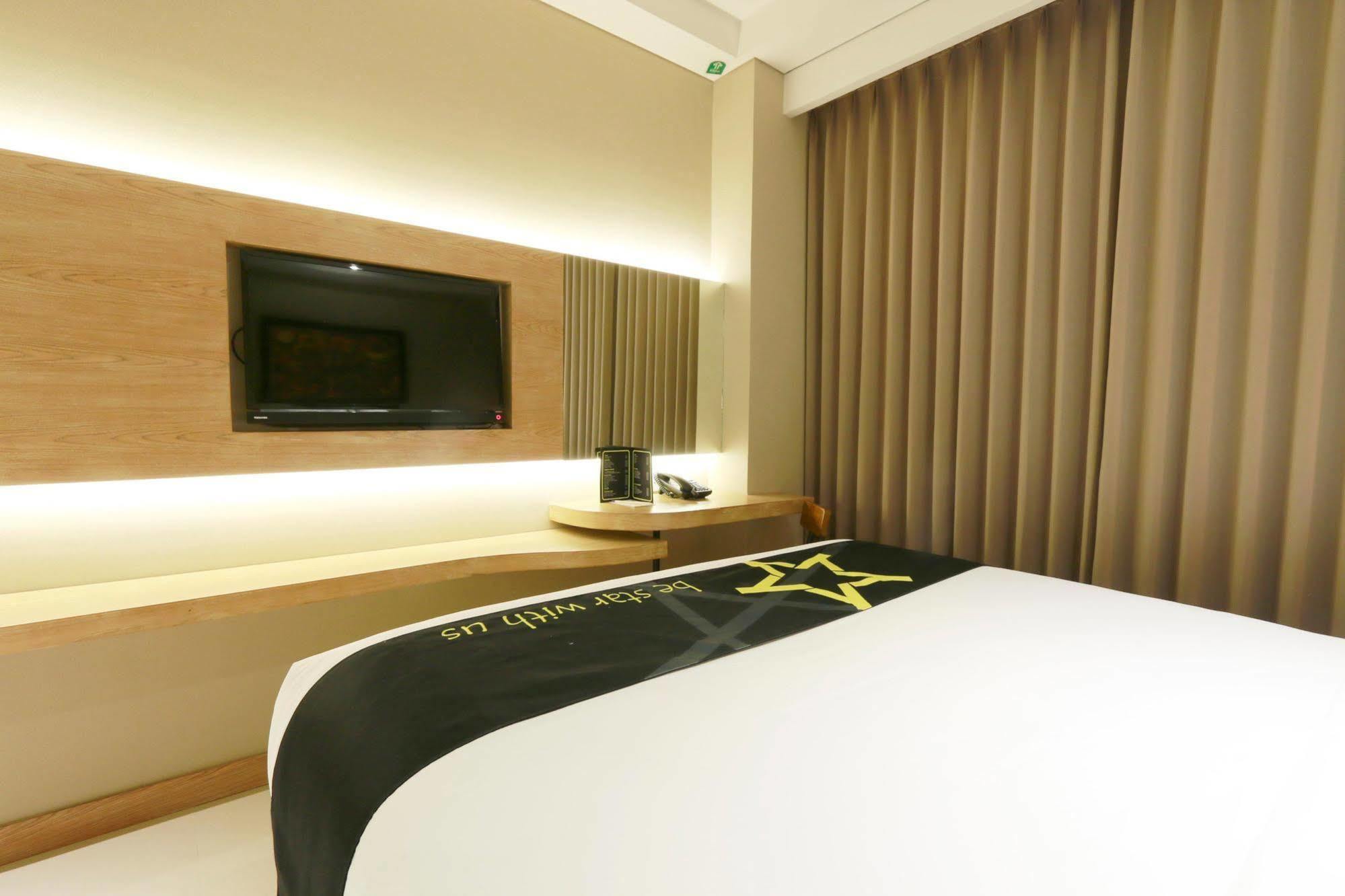 Yellow Star Gejayan Hotel Γιογκιακάρτα Εξωτερικό φωτογραφία