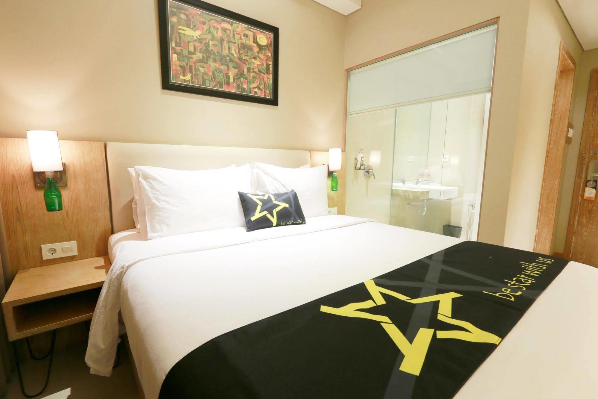 Yellow Star Gejayan Hotel Γιογκιακάρτα Εξωτερικό φωτογραφία