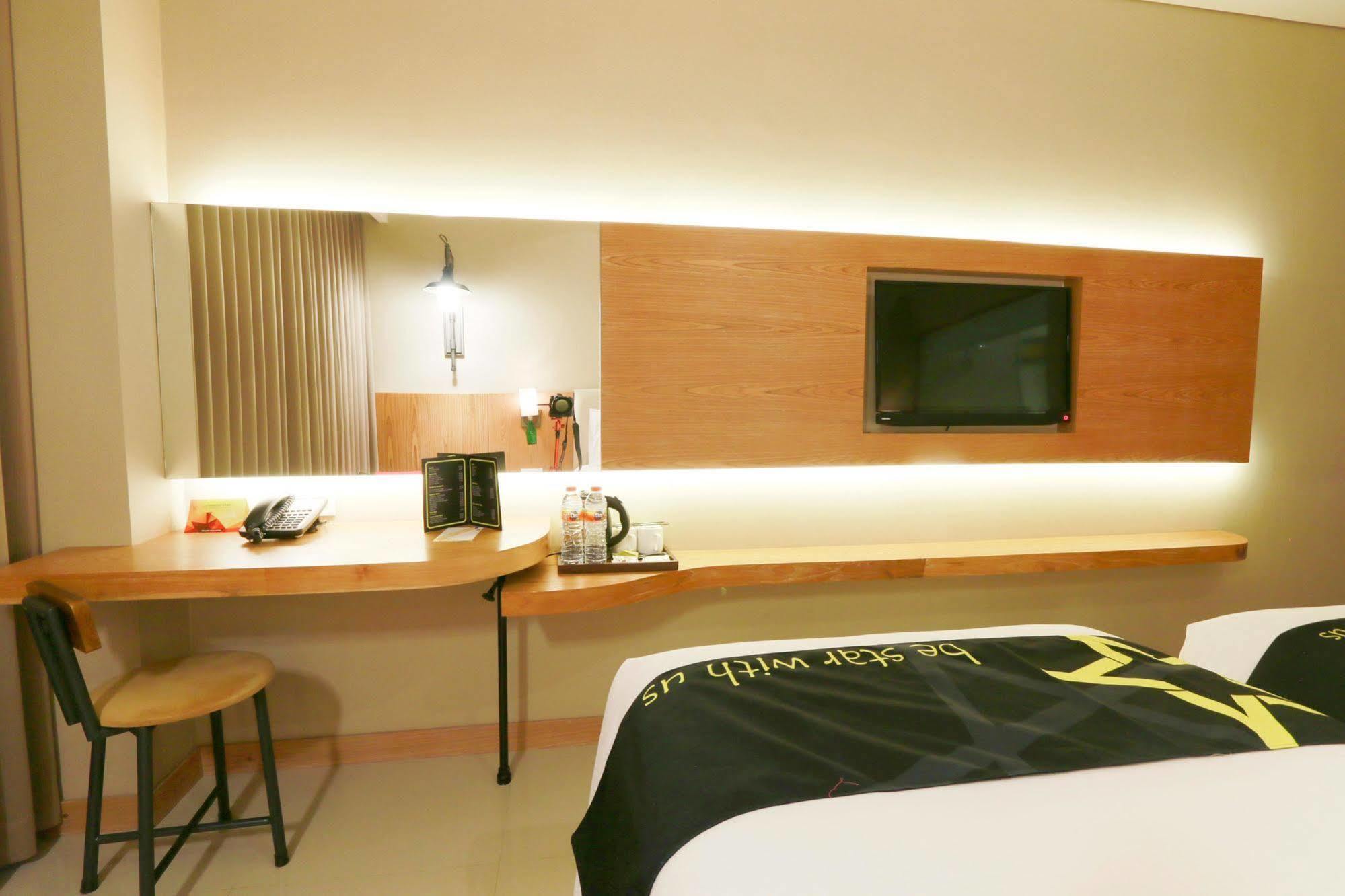 Yellow Star Gejayan Hotel Γιογκιακάρτα Εξωτερικό φωτογραφία