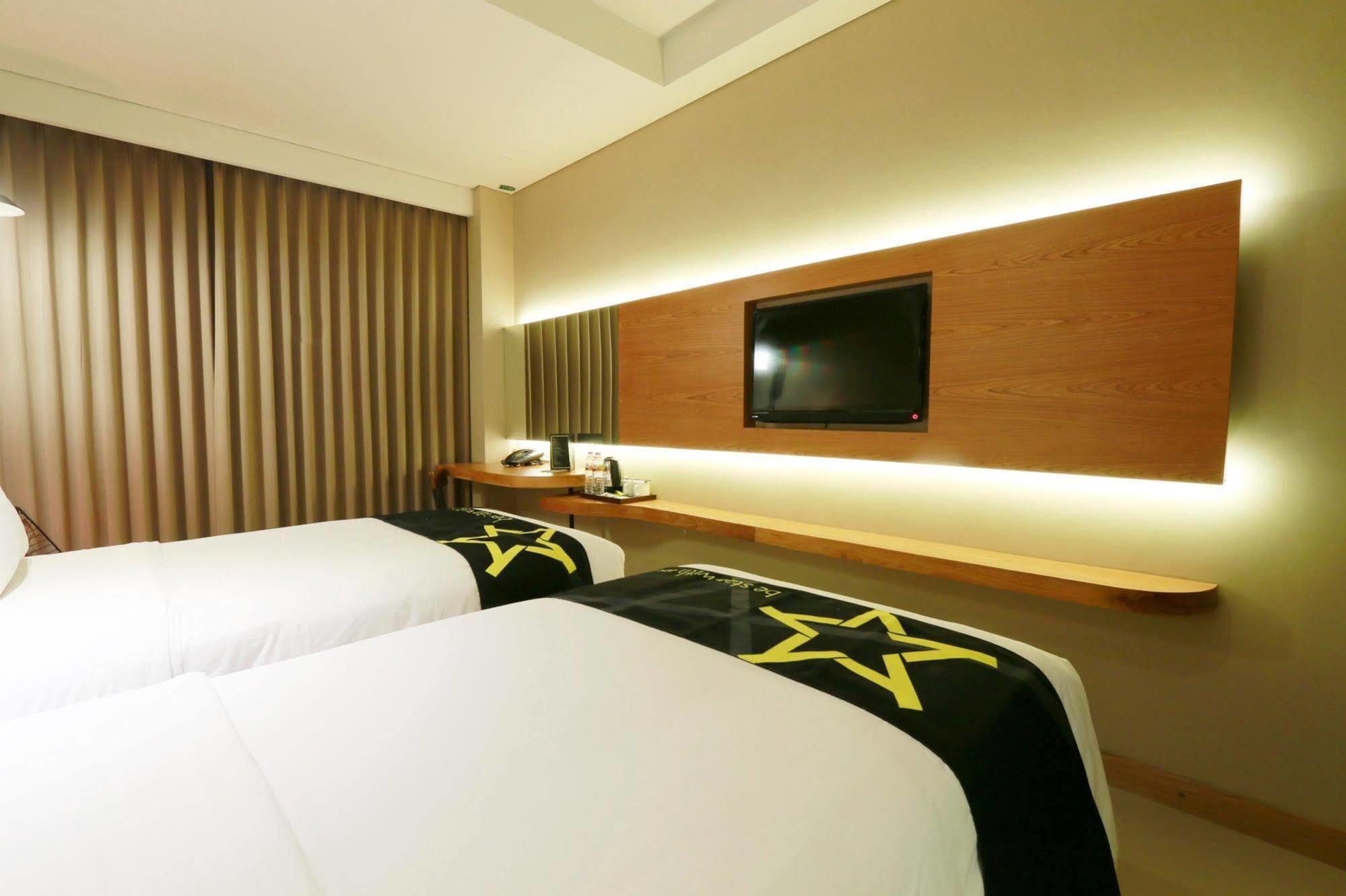 Yellow Star Gejayan Hotel Γιογκιακάρτα Εξωτερικό φωτογραφία