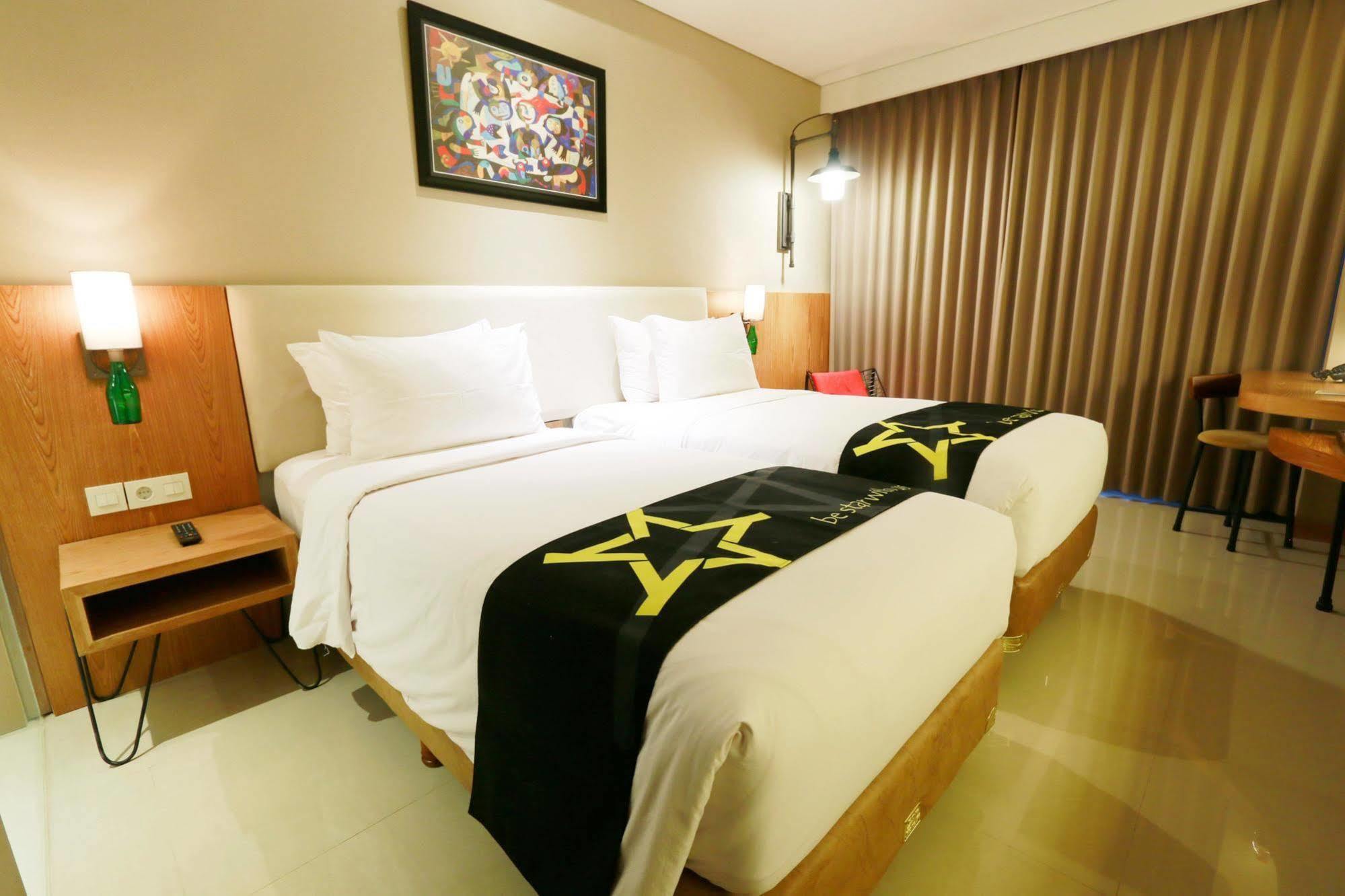 Yellow Star Gejayan Hotel Γιογκιακάρτα Εξωτερικό φωτογραφία