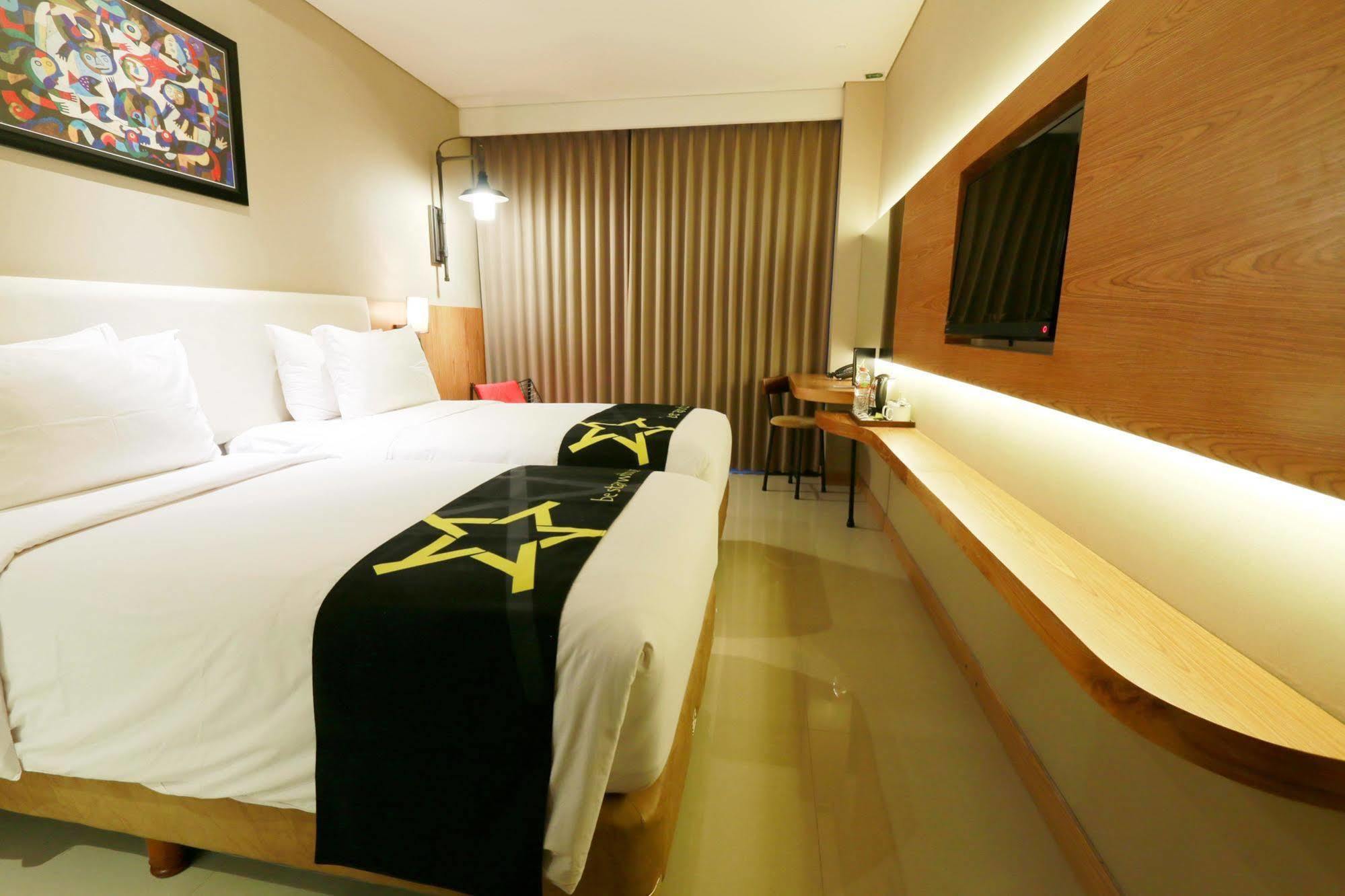 Yellow Star Gejayan Hotel Γιογκιακάρτα Εξωτερικό φωτογραφία