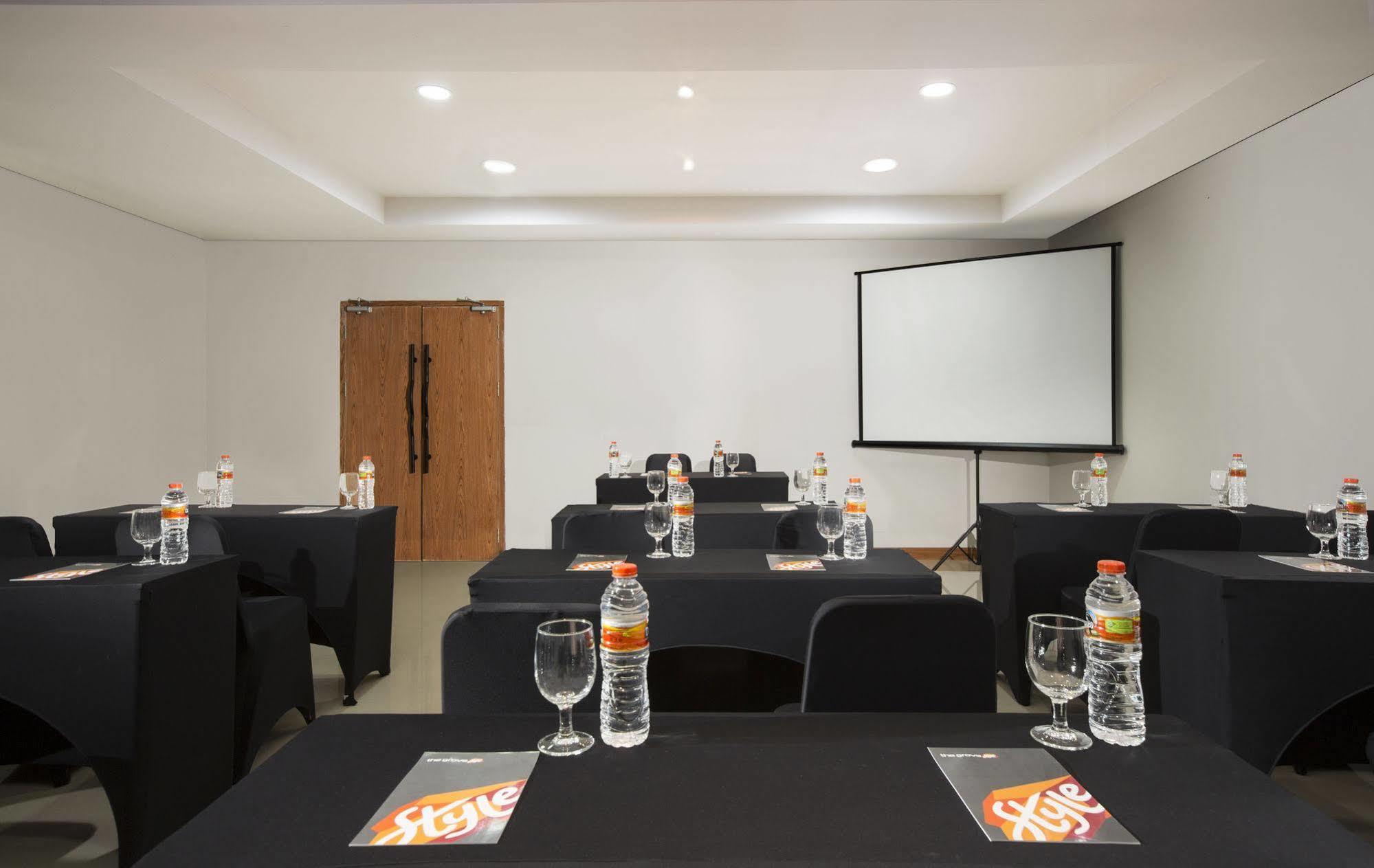 Yellow Star Gejayan Hotel Γιογκιακάρτα Εξωτερικό φωτογραφία